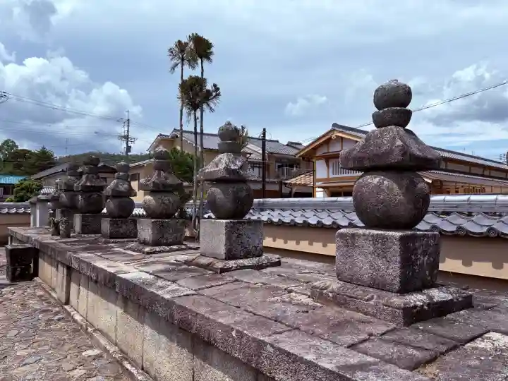 総見院の{uncategorized: "未分類", other: "その他", undefined: "問題あり", building: "その他建物", grave: "お墓", sacred_gate: "鳥居", guardian: "狛犬", statue: "像", buddha: "仏像", history: "歴史", nature: "自然", garden: "庭園", animal: "動物", pagoda: "塔", temizu: "手水舎", mountain_gate: "山門・神門", sanctuary: "本殿・本堂", subordinate: "末社・摂社", art: "芸術", scenery: "景色", jizo: "地蔵", ema: "絵馬", goshuin: "御朱印", omikuji: "おみくじ", items: "授与品その他", amulet: "お守り", goshuincho: "御朱印帳", eats: "食事", festival: "お祭り", votive_dance: "神楽", shichigosan: "七五三参", wedding: "結婚式", experience: "体験その他", initially: "初詣", around: "周辺", anti_infection: "感染症対策"}