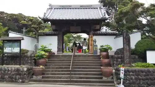 香勝寺の山門