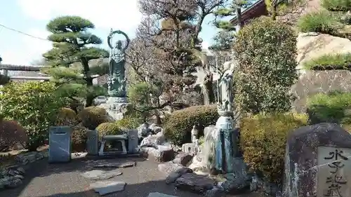 定年寺の庭園