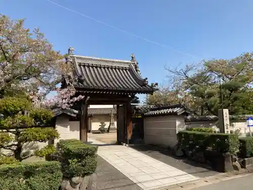 宝蔵寺の山門