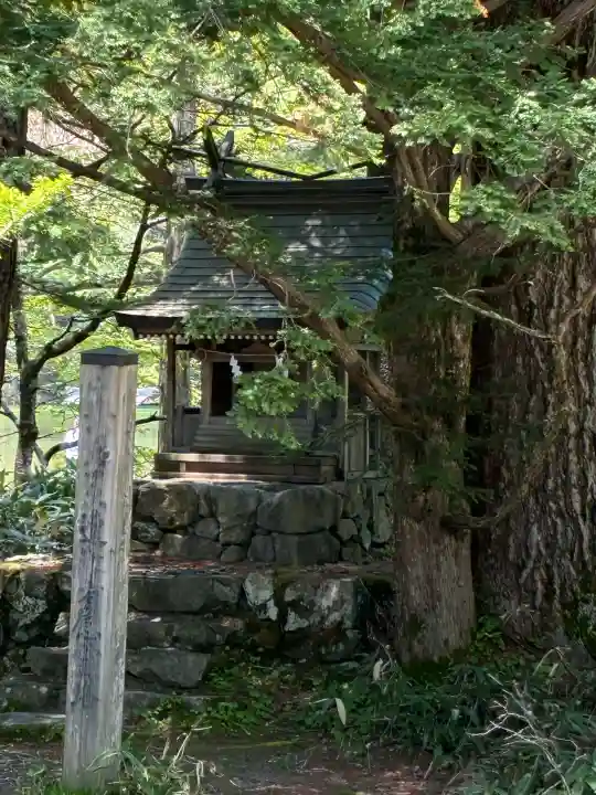 穂高神社奥宮の{uncategorized: "未分類", other: "その他", undefined: "問題あり", building: "その他建物", grave: "お墓", sacred_gate: "鳥居", guardian: "狛犬", statue: "像", buddha: "仏像", history: "歴史", nature: "自然", garden: "庭園", animal: "動物", pagoda: "塔", temizu: "手水舎", mountain_gate: "山門・神門", sanctuary: "本殿・本堂", subordinate: "末社・摂社", art: "芸術", scenery: "景色", jizo: "地蔵", ema: "絵馬", goshuin: "御朱印", omikuji: "おみくじ", items: "授与品その他", amulet: "お守り", goshuincho: "御朱印帳", eats: "食事", festival: "お祭り", votive_dance: "神楽", shichigosan: "七五三参", wedding: "結婚式", experience: "体験その他", initially: "初詣", around: "周辺", anti_infection: "感染症対策"}