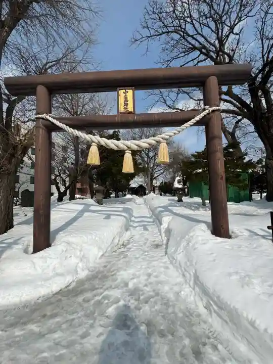 中の島神社の{uncategorized: "未分類", other: "その他", undefined: "問題あり", building: "その他建物", grave: "お墓", sacred_gate: "鳥居", guardian: "狛犬", statue: "像", buddha: "仏像", history: "歴史", nature: "自然", garden: "庭園", animal: "動物", pagoda: "塔", temizu: "手水舎", mountain_gate: "山門・神門", sanctuary: "本殿・本堂", subordinate: "末社・摂社", art: "芸術", scenery: "景色", jizo: "地蔵", ema: "絵馬", goshuin: "御朱印", omikuji: "おみくじ", items: "授与品その他", amulet: "お守り", goshuincho: "御朱印帳", eats: "食事", festival: "お祭り", votive_dance: "神楽", shichigosan: "七五三参", wedding: "結婚式", experience: "体験その他", initially: "初詣", around: "周辺", anti_infection: "感染症対策"}