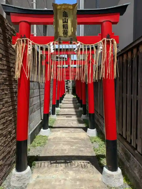 亀山稲荷神社 の{uncategorized: "未分類", other: "その他", undefined: "問題あり", building: "その他建物", grave: "お墓", sacred_gate: "鳥居", guardian: "狛犬", statue: "像", buddha: "仏像", history: "歴史", nature: "自然", garden: "庭園", animal: "動物", pagoda: "塔", temizu: "手水舎", mountain_gate: "山門・神門", sanctuary: "本殿・本堂", subordinate: "末社・摂社", art: "芸術", scenery: "景色", jizo: "地蔵", ema: "絵馬", goshuin: "御朱印", omikuji: "おみくじ", items: "授与品その他", amulet: "お守り", goshuincho: "御朱印帳", eats: "食事", festival: "お祭り", votive_dance: "神楽", shichigosan: "七五三参", wedding: "結婚式", experience: "体験その他", initially: "初詣", around: "周辺", anti_infection: "感染症対策"}