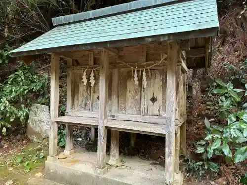 能義神社の{uncategorized: "未分類", other: "その他", undefined: "問題あり", building: "その他建物", grave: "お墓", sacred_gate: "鳥居", guardian: "狛犬", statue: "像", buddha: "仏像", history: "歴史", nature: "自然", garden: "庭園", animal: "動物", pagoda: "塔", temizu: "手水舎", mountain_gate: "山門・神門", sanctuary: "本殿・本堂", subordinate: "末社・摂社", art: "芸術", scenery: "景色", jizo: "地蔵", ema: "絵馬", goshuin: "御朱印", omikuji: "おみくじ", items: "授与品その他", amulet: "お守り", goshuincho: "御朱印帳", eats: "食事", festival: "お祭り", votive_dance: "神楽", shichigosan: "七五三参", wedding: "結婚式", experience: "体験その他", initially: "初詣", around: "周辺", anti_infection: "感染症対策"}