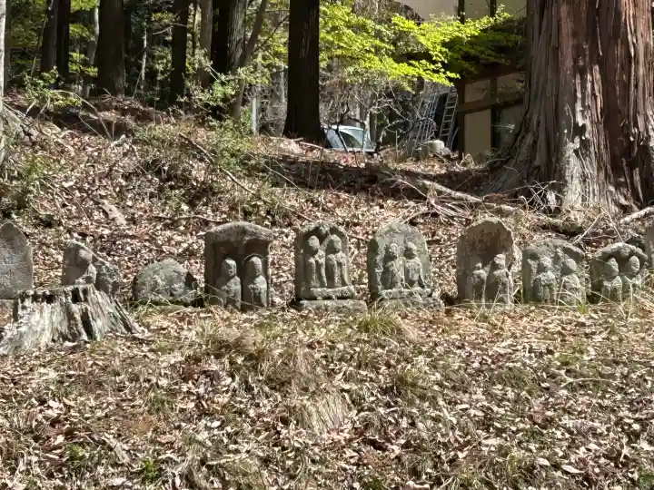 新海三社神社の{uncategorized: "未分類", other: "その他", undefined: "問題あり", building: "その他建物", grave: "お墓", sacred_gate: "鳥居", guardian: "狛犬", statue: "像", buddha: "仏像", history: "歴史", nature: "自然", garden: "庭園", animal: "動物", pagoda: "塔", temizu: "手水舎", mountain_gate: "山門・神門", sanctuary: "本殿・本堂", subordinate: "末社・摂社", art: "芸術", scenery: "景色", jizo: "地蔵", ema: "絵馬", goshuin: "御朱印", omikuji: "おみくじ", items: "授与品その他", amulet: "お守り", goshuincho: "御朱印帳", eats: "食事", festival: "お祭り", votive_dance: "神楽", shichigosan: "七五三参", wedding: "結婚式", experience: "体験その他", initially: "初詣", around: "周辺", anti_infection: "感染症対策"}