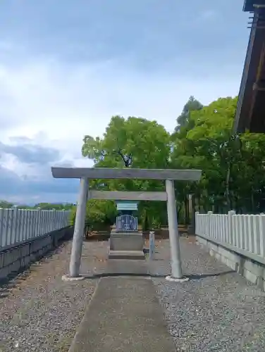 神明神社の{uncategorized: "未分類", other: "その他", undefined: "問題あり", building: "その他建物", grave: "お墓", sacred_gate: "鳥居", guardian: "狛犬", statue: "像", buddha: "仏像", history: "歴史", nature: "自然", garden: "庭園", animal: "動物", pagoda: "塔", temizu: "手水舎", mountain_gate: "山門・神門", sanctuary: "本殿・本堂", subordinate: "末社・摂社", art: "芸術", scenery: "景色", jizo: "地蔵", ema: "絵馬", goshuin: "御朱印", omikuji: "おみくじ", items: "授与品その他", amulet: "お守り", goshuincho: "御朱印帳", eats: "食事", festival: "お祭り", votive_dance: "神楽", shichigosan: "七五三参", wedding: "結婚式", experience: "体験その他", initially: "初詣", around: "周辺", anti_infection: "感染症対策"}