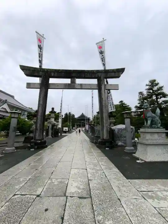 豊川閣 妙厳寺の{uncategorized: "未分類", other: "その他", undefined: "問題あり", building: "その他建物", grave: "お墓", sacred_gate: "鳥居", guardian: "狛犬", statue: "像", buddha: "仏像", history: "歴史", nature: "自然", garden: "庭園", animal: "動物", pagoda: "塔", temizu: "手水舎", mountain_gate: "山門・神門", sanctuary: "本殿・本堂", subordinate: "末社・摂社", art: "芸術", scenery: "景色", jizo: "地蔵", ema: "絵馬", goshuin: "御朱印", omikuji: "おみくじ", items: "授与品その他", amulet: "お守り", goshuincho: "御朱印帳", eats: "食事", festival: "お祭り", votive_dance: "神楽", shichigosan: "七五三参", wedding: "結婚式", experience: "体験その他", initially: "初詣", around: "周辺", anti_infection: "感染症対策"}