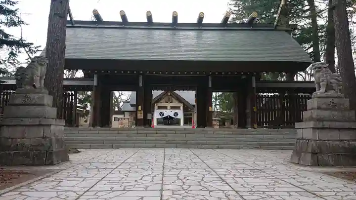 帯廣神社の山門・神門