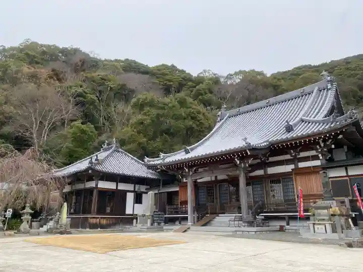 真観寺の{uncategorized: "未分類", other: "その他", undefined: "問題あり", building: "その他建物", grave: "お墓", sacred_gate: "鳥居", guardian: "狛犬", statue: "像", buddha: "仏像", history: "歴史", nature: "自然", garden: "庭園", animal: "動物", pagoda: "塔", temizu: "手水舎", mountain_gate: "山門・神門", sanctuary: "本殿・本堂", subordinate: "末社・摂社", art: "芸術", scenery: "景色", jizo: "地蔵", ema: "絵馬", goshuin: "御朱印", omikuji: "おみくじ", items: "授与品その他", amulet: "お守り", goshuincho: "御朱印帳", eats: "食事", festival: "お祭り", votive_dance: "神楽", shichigosan: "七五三参", wedding: "結婚式", experience: "体験その他", initially: "初詣", around: "周辺", anti_infection: "感染症対策"}