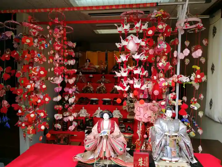 飛行神社の{uncategorized: "未分類", other: "その他", undefined: "問題あり", building: "その他建物", grave: "お墓", sacred_gate: "鳥居", guardian: "狛犬", statue: "像", buddha: "仏像", history: "歴史", nature: "自然", garden: "庭園", animal: "動物", pagoda: "塔", temizu: "手水舎", mountain_gate: "山門・神門", sanctuary: "本殿・本堂", subordinate: "末社・摂社", art: "芸術", scenery: "景色", jizo: "地蔵", ema: "絵馬", goshuin: "御朱印", omikuji: "おみくじ", items: "授与品その他", amulet: "お守り", goshuincho: "御朱印帳", eats: "食事", festival: "お祭り", votive_dance: "神楽", shichigosan: "七五三参", wedding: "結婚式", experience: "体験その他", initially: "初詣", around: "周辺", anti_infection: "感染症対策"}