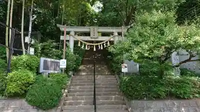 座間神社の鳥居