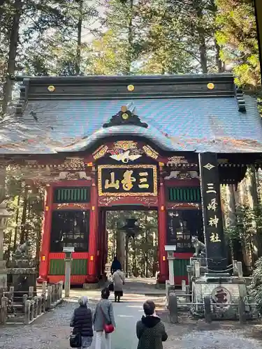 三峯神社の山門