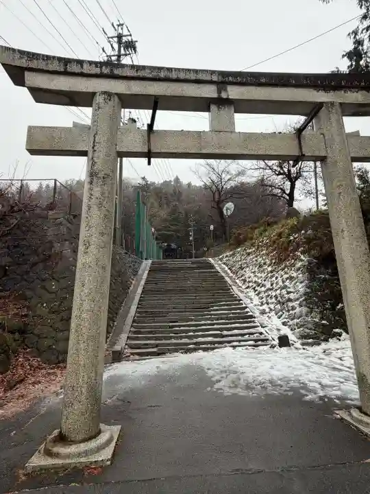 手長神社の{uncategorized: "未分類", other: "その他", undefined: "問題あり", building: "その他建物", grave: "お墓", sacred_gate: "鳥居", guardian: "狛犬", statue: "像", buddha: "仏像", history: "歴史", nature: "自然", garden: "庭園", animal: "動物", pagoda: "塔", temizu: "手水舎", mountain_gate: "山門・神門", sanctuary: "本殿・本堂", subordinate: "末社・摂社", art: "芸術", scenery: "景色", jizo: "地蔵", ema: "絵馬", goshuin: "御朱印", omikuji: "おみくじ", items: "授与品その他", amulet: "お守り", goshuincho: "御朱印帳", eats: "食事", festival: "お祭り", votive_dance: "神楽", shichigosan: "七五三参", wedding: "結婚式", experience: "体験その他", initially: "初詣", around: "周辺", anti_infection: "感染症対策"}