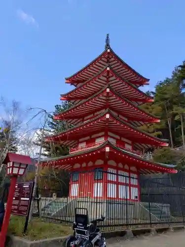 新倉富士浅間神社の{uncategorized: "未分類", other: "その他", undefined: "問題あり", building: "その他建物", grave: "お墓", sacred_gate: "鳥居", guardian: "狛犬", statue: "像", buddha: "仏像", history: "歴史", nature: "自然", garden: "庭園", animal: "動物", pagoda: "塔", temizu: "手水舎", mountain_gate: "山門・神門", sanctuary: "本殿・本堂", subordinate: "末社・摂社", art: "芸術", scenery: "景色", jizo: "地蔵", ema: "絵馬", goshuin: "御朱印", omikuji: "おみくじ", items: "授与品その他", amulet: "お守り", goshuincho: "御朱印帳", eats: "食事", festival: "お祭り", votive_dance: "神楽", shichigosan: "七五三参", wedding: "結婚式", experience: "体験その他", initially: "初詣", around: "周辺", anti_infection: "感染症対策"}