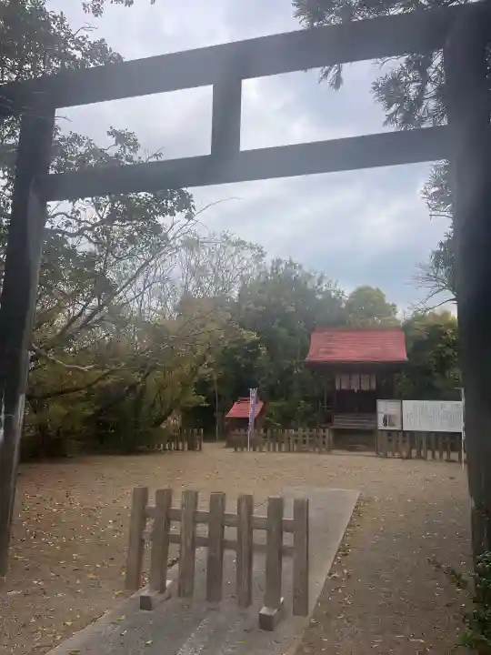 瀬頭神社の{uncategorized: "未分類", other: "その他", undefined: "問題あり", building: "その他建物", grave: "お墓", sacred_gate: "鳥居", guardian: "狛犬", statue: "像", buddha: "仏像", history: "歴史", nature: "自然", garden: "庭園", animal: "動物", pagoda: "塔", temizu: "手水舎", mountain_gate: "山門・神門", sanctuary: "本殿・本堂", subordinate: "末社・摂社", art: "芸術", scenery: "景色", jizo: "地蔵", ema: "絵馬", goshuin: "御朱印", omikuji: "おみくじ", items: "授与品その他", amulet: "お守り", goshuincho: "御朱印帳", eats: "食事", festival: "お祭り", votive_dance: "神楽", shichigosan: "七五三参", wedding: "結婚式", experience: "体験その他", initially: "初詣", around: "周辺", anti_infection: "感染症対策"}