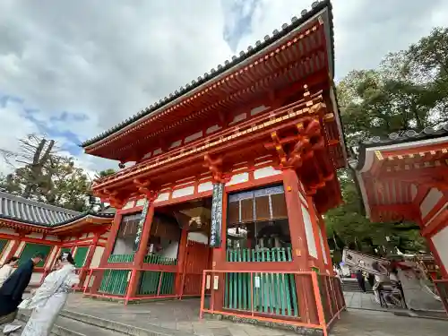 八坂神社(祇園さん)の{uncategorized: "未分類", other: "その他", undefined: "問題あり", building: "その他建物", grave: "お墓", sacred_gate: "鳥居", guardian: "狛犬", statue: "像", buddha: "仏像", history: "歴史", nature: "自然", garden: "庭園", animal: "動物", pagoda: "塔", temizu: "手水舎", mountain_gate: "山門・神門", sanctuary: "本殿・本堂", subordinate: "末社・摂社", art: "芸術", scenery: "景色", jizo: "地蔵", ema: "絵馬", goshuin: "御朱印", omikuji: "おみくじ", items: "授与品その他", amulet: "お守り", goshuincho: "御朱印帳", eats: "食事", festival: "お祭り", votive_dance: "神楽", shichigosan: "七五三参", wedding: "結婚式", experience: "体験その他", initially: "初詣", around: "周辺", anti_infection: "感染症対策"}