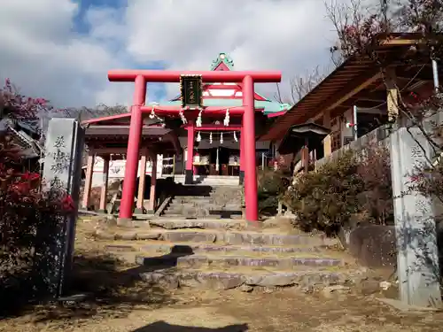 差出磯大嶽山神社 仕事と健康と厄よけの神さまの鳥居