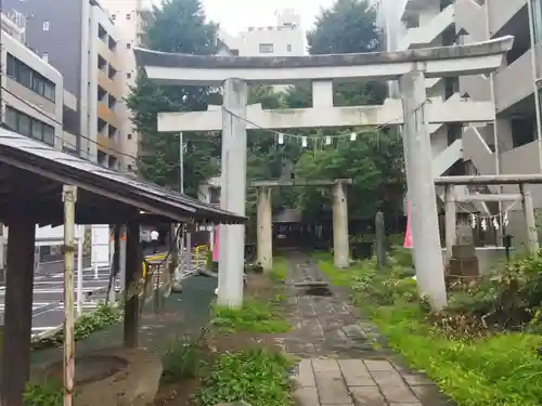 新橋鹽竃神社の鳥居