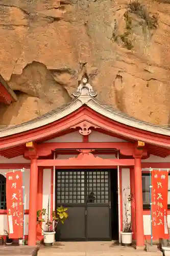 江洞窟の本殿・本堂