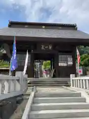 埼玉厄除け開運大師・龍泉寺（切り絵御朱印発祥の寺）の山門