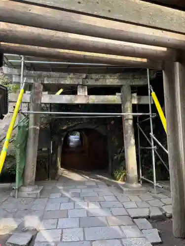 銭洗弁財天宇賀福神社の{uncategorized: "未分類", other: "その他", undefined: "問題あり", building: "その他建物", grave: "お墓", sacred_gate: "鳥居", guardian: "狛犬", statue: "像", buddha: "仏像", history: "歴史", nature: "自然", garden: "庭園", animal: "動物", pagoda: "塔", temizu: "手水舎", mountain_gate: "山門・神門", sanctuary: "本殿・本堂", subordinate: "末社・摂社", art: "芸術", scenery: "景色", jizo: "地蔵", ema: "絵馬", goshuin: "御朱印", omikuji: "おみくじ", items: "授与品その他", amulet: "お守り", goshuincho: "御朱印帳", eats: "食事", festival: "お祭り", votive_dance: "神楽", shichigosan: "七五三参", wedding: "結婚式", experience: "体験その他", initially: "初詣", around: "周辺", anti_infection: "感染症対策"}