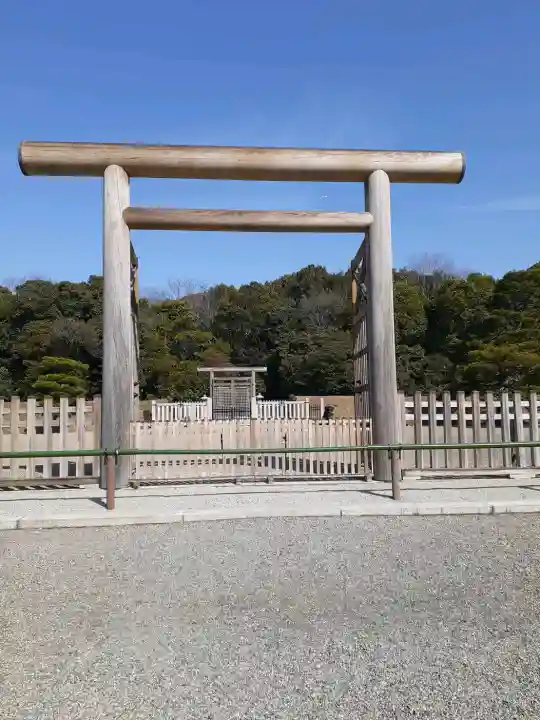 神武天皇陵(畝傍山東北陵)の{uncategorized: "未分類", other: "その他", undefined: "問題あり", building: "その他建物", grave: "お墓", sacred_gate: "鳥居", guardian: "狛犬", statue: "像", buddha: "仏像", history: "歴史", nature: "自然", garden: "庭園", animal: "動物", pagoda: "塔", temizu: "手水舎", mountain_gate: "山門・神門", sanctuary: "本殿・本堂", subordinate: "末社・摂社", art: "芸術", scenery: "景色", jizo: "地蔵", ema: "絵馬", goshuin: "御朱印", omikuji: "おみくじ", items: "授与品その他", amulet: "お守り", goshuincho: "御朱印帳", eats: "食事", festival: "お祭り", votive_dance: "神楽", shichigosan: "七五三参", wedding: "結婚式", experience: "体験その他", initially: "初詣", around: "周辺", anti_infection: "感染症対策"}