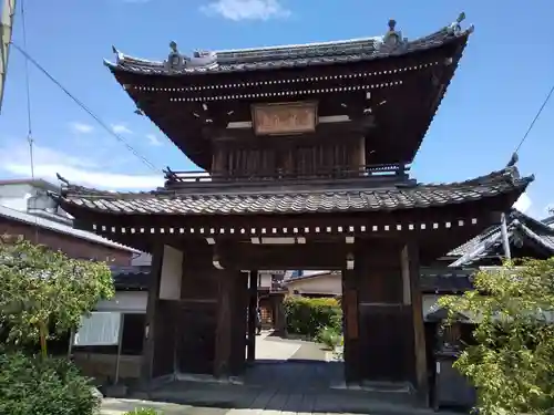 江国寺の山門