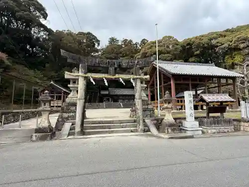往馬坐伊古麻都比古神社の{uncategorized: "未分類", other: "その他", undefined: "問題あり", building: "その他建物", grave: "お墓", sacred_gate: "鳥居", guardian: "狛犬", statue: "像", buddha: "仏像", history: "歴史", nature: "自然", garden: "庭園", animal: "動物", pagoda: "塔", temizu: "手水舎", mountain_gate: "山門・神門", sanctuary: "本殿・本堂", subordinate: "末社・摂社", art: "芸術", scenery: "景色", jizo: "地蔵", ema: "絵馬", goshuin: "御朱印", omikuji: "おみくじ", items: "授与品その他", amulet: "お守り", goshuincho: "御朱印帳", eats: "食事", festival: "お祭り", votive_dance: "神楽", shichigosan: "七五三参", wedding: "結婚式", experience: "体験その他", initially: "初詣", around: "周辺", anti_infection: "感染症対策"}