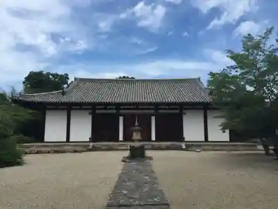 新薬師寺の本殿・本堂