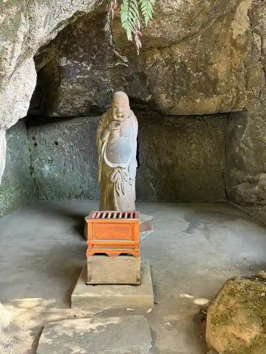 浄智寺の{uncategorized: "未分類", other: "その他", undefined: "問題あり", building: "その他建物", grave: "お墓", sacred_gate: "鳥居", guardian: "狛犬", statue: "像", buddha: "仏像", history: "歴史", nature: "自然", garden: "庭園", animal: "動物", pagoda: "塔", temizu: "手水舎", mountain_gate: "山門・神門", sanctuary: "本殿・本堂", subordinate: "末社・摂社", art: "芸術", scenery: "景色", jizo: "地蔵", ema: "絵馬", goshuin: "御朱印", omikuji: "おみくじ", items: "授与品その他", amulet: "お守り", goshuincho: "御朱印帳", eats: "食事", festival: "お祭り", votive_dance: "神楽", shichigosan: "七五三参", wedding: "結婚式", experience: "体験その他", initially: "初詣", around: "周辺", anti_infection: "感染症対策"}