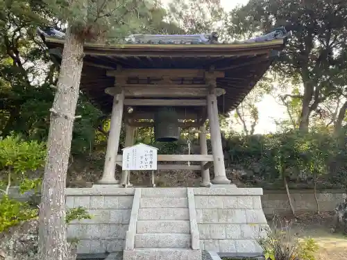 桜ヶ池池宮神社の{uncategorized: "未分類", other: "その他", undefined: "問題あり", building: "その他建物", grave: "お墓", sacred_gate: "鳥居", guardian: "狛犬", statue: "像", buddha: "仏像", history: "歴史", nature: "自然", garden: "庭園", animal: "動物", pagoda: "塔", temizu: "手水舎", mountain_gate: "山門・神門", sanctuary: "本殿・本堂", subordinate: "末社・摂社", art: "芸術", scenery: "景色", jizo: "地蔵", ema: "絵馬", goshuin: "御朱印", omikuji: "おみくじ", items: "授与品その他", amulet: "お守り", goshuincho: "御朱印帳", eats: "食事", festival: "お祭り", votive_dance: "神楽", shichigosan: "七五三参", wedding: "結婚式", experience: "体験その他", initially: "初詣", around: "周辺", anti_infection: "感染症対策"}