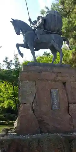 尾山神社の像