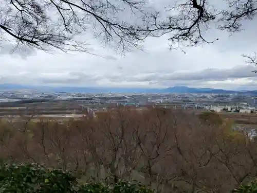 石清水八幡宮の{uncategorized: "未分類", other: "その他", undefined: "問題あり", building: "その他建物", grave: "お墓", sacred_gate: "鳥居", guardian: "狛犬", statue: "像", buddha: "仏像", history: "歴史", nature: "自然", garden: "庭園", animal: "動物", pagoda: "塔", temizu: "手水舎", mountain_gate: "山門・神門", sanctuary: "本殿・本堂", subordinate: "末社・摂社", art: "芸術", scenery: "景色", jizo: "地蔵", ema: "絵馬", goshuin: "御朱印", omikuji: "おみくじ", items: "授与品その他", amulet: "お守り", goshuincho: "御朱印帳", eats: "食事", festival: "お祭り", votive_dance: "神楽", shichigosan: "七五三参", wedding: "結婚式", experience: "体験その他", initially: "初詣", around: "周辺", anti_infection: "感染症対策"}