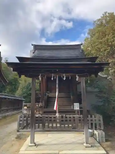 三尾神社の{uncategorized: "未分類", other: "その他", undefined: "問題あり", building: "その他建物", grave: "お墓", sacred_gate: "鳥居", guardian: "狛犬", statue: "像", buddha: "仏像", history: "歴史", nature: "自然", garden: "庭園", animal: "動物", pagoda: "塔", temizu: "手水舎", mountain_gate: "山門・神門", sanctuary: "本殿・本堂", subordinate: "末社・摂社", art: "芸術", scenery: "景色", jizo: "地蔵", ema: "絵馬", goshuin: "御朱印", omikuji: "おみくじ", items: "授与品その他", amulet: "お守り", goshuincho: "御朱印帳", eats: "食事", festival: "お祭り", votive_dance: "神楽", shichigosan: "七五三参", wedding: "結婚式", experience: "体験その他", initially: "初詣", around: "周辺", anti_infection: "感染症対策"}