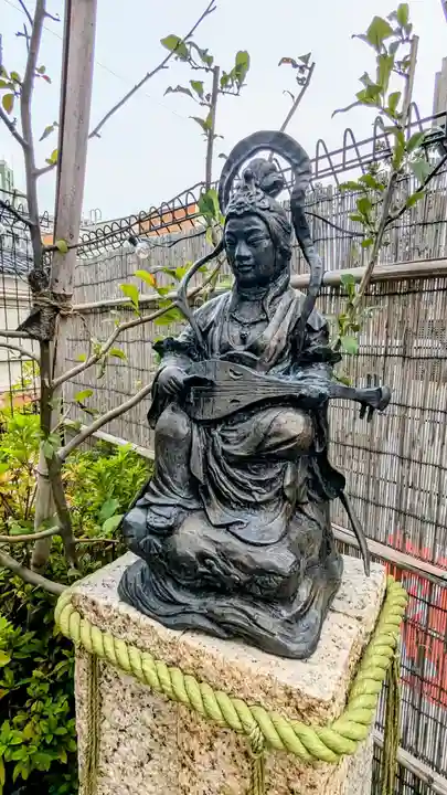 駒込妙義神社の像