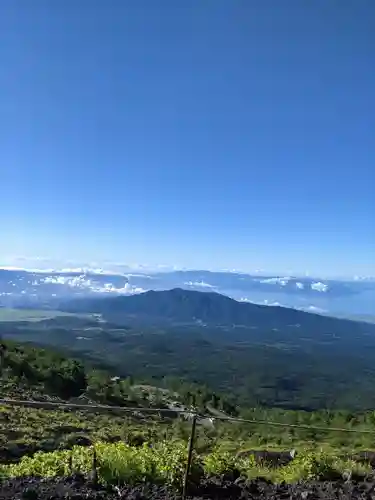 富士山頂上浅間大社奥宮の景色