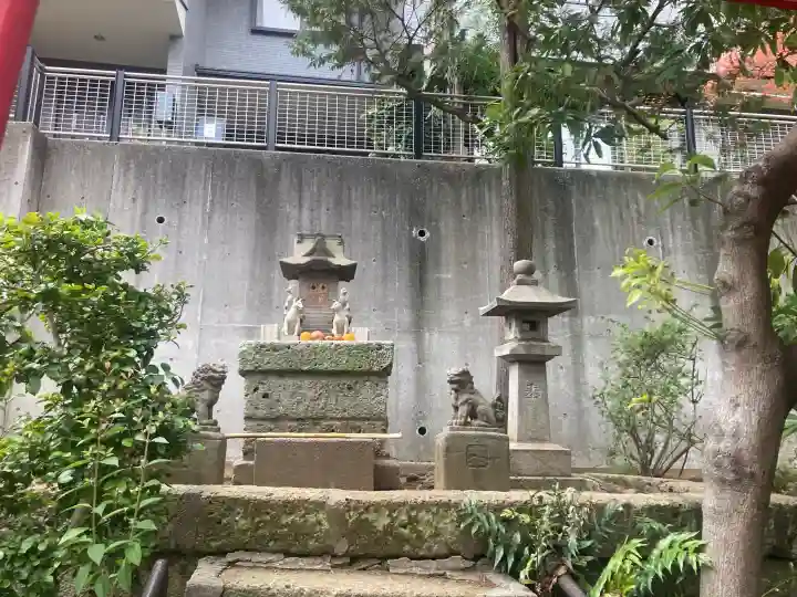 狸穴稲荷社の{uncategorized: "未分類", other: "その他", undefined: "問題あり", building: "その他建物", grave: "お墓", sacred_gate: "鳥居", guardian: "狛犬", statue: "像", buddha: "仏像", history: "歴史", nature: "自然", garden: "庭園", animal: "動物", pagoda: "塔", temizu: "手水舎", mountain_gate: "山門・神門", sanctuary: "本殿・本堂", subordinate: "末社・摂社", art: "芸術", scenery: "景色", jizo: "地蔵", ema: "絵馬", goshuin: "御朱印", omikuji: "おみくじ", items: "授与品その他", amulet: "お守り", goshuincho: "御朱印帳", eats: "食事", festival: "お祭り", votive_dance: "神楽", shichigosan: "七五三参", wedding: "結婚式", experience: "体験その他", initially: "初詣", around: "周辺", anti_infection: "感染症対策"}