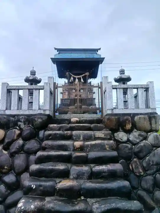 神明神社の{uncategorized: "未分類", other: "その他", undefined: "問題あり", building: "その他建物", grave: "お墓", sacred_gate: "鳥居", guardian: "狛犬", statue: "像", buddha: "仏像", history: "歴史", nature: "自然", garden: "庭園", animal: "動物", pagoda: "塔", temizu: "手水舎", mountain_gate: "山門・神門", sanctuary: "本殿・本堂", subordinate: "末社・摂社", art: "芸術", scenery: "景色", jizo: "地蔵", ema: "絵馬", goshuin: "御朱印", omikuji: "おみくじ", items: "授与品その他", amulet: "お守り", goshuincho: "御朱印帳", eats: "食事", festival: "お祭り", votive_dance: "神楽", shichigosan: "七五三参", wedding: "結婚式", experience: "体験その他", initially: "初詣", around: "周辺", anti_infection: "感染症対策"}