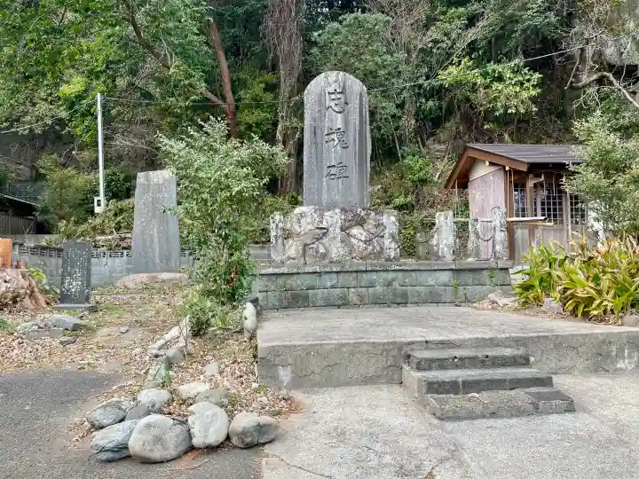 下田八幡神社の{uncategorized: "未分類", other: "その他", undefined: "問題あり", building: "その他建物", grave: "お墓", sacred_gate: "鳥居", guardian: "狛犬", statue: "像", buddha: "仏像", history: "歴史", nature: "自然", garden: "庭園", animal: "動物", pagoda: "塔", temizu: "手水舎", mountain_gate: "山門・神門", sanctuary: "本殿・本堂", subordinate: "末社・摂社", art: "芸術", scenery: "景色", jizo: "地蔵", ema: "絵馬", goshuin: "御朱印", omikuji: "おみくじ", items: "授与品その他", amulet: "お守り", goshuincho: "御朱印帳", eats: "食事", festival: "お祭り", votive_dance: "神楽", shichigosan: "七五三参", wedding: "結婚式", experience: "体験その他", initially: "初詣", around: "周辺", anti_infection: "感染症対策"}