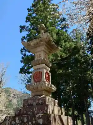 白山神社（長滝神社・白山長瀧神社・長滝白山神社）の{uncategorized: "未分類", other: "その他", undefined: "問題あり", building: "その他建物", grave: "お墓", sacred_gate: "鳥居", guardian: "狛犬", statue: "像", buddha: "仏像", history: "歴史", nature: "自然", garden: "庭園", animal: "動物", pagoda: "塔", temizu: "手水舎", mountain_gate: "山門・神門", sanctuary: "本殿・本堂", subordinate: "末社・摂社", art: "芸術", scenery: "景色", jizo: "地蔵", ema: "絵馬", goshuin: "御朱印", omikuji: "おみくじ", items: "授与品その他", amulet: "お守り", goshuincho: "御朱印帳", eats: "食事", festival: "お祭り", votive_dance: "神楽", shichigosan: "七五三参", wedding: "結婚式", experience: "体験その他", initially: "初詣", around: "周辺", anti_infection: "感染症対策"}