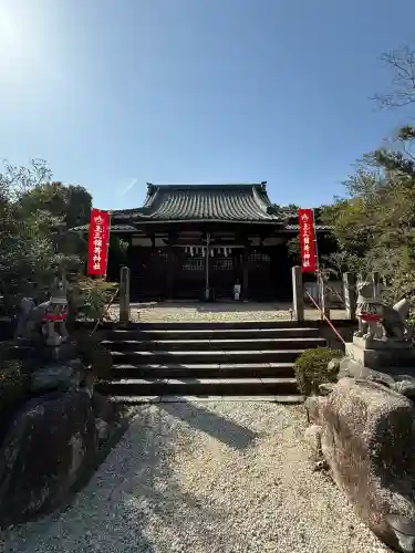 玉三稲荷神社の{uncategorized: "未分類", other: "その他", undefined: "問題あり", building: "その他建物", grave: "お墓", sacred_gate: "鳥居", guardian: "狛犬", statue: "像", buddha: "仏像", history: "歴史", nature: "自然", garden: "庭園", animal: "動物", pagoda: "塔", temizu: "手水舎", mountain_gate: "山門・神門", sanctuary: "本殿・本堂", subordinate: "末社・摂社", art: "芸術", scenery: "景色", jizo: "地蔵", ema: "絵馬", goshuin: "御朱印", omikuji: "おみくじ", items: "授与品その他", amulet: "お守り", goshuincho: "御朱印帳", eats: "食事", festival: "お祭り", votive_dance: "神楽", shichigosan: "七五三参", wedding: "結婚式", experience: "体験その他", initially: "初詣", around: "周辺", anti_infection: "感染症対策"}