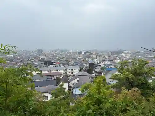 宝塚神社の{uncategorized: "未分類", other: "その他", undefined: "問題あり", building: "その他建物", grave: "お墓", sacred_gate: "鳥居", guardian: "狛犬", statue: "像", buddha: "仏像", history: "歴史", nature: "自然", garden: "庭園", animal: "動物", pagoda: "塔", temizu: "手水舎", mountain_gate: "山門・神門", sanctuary: "本殿・本堂", subordinate: "末社・摂社", art: "芸術", scenery: "景色", jizo: "地蔵", ema: "絵馬", goshuin: "御朱印", omikuji: "おみくじ", items: "授与品その他", amulet: "お守り", goshuincho: "御朱印帳", eats: "食事", festival: "お祭り", votive_dance: "神楽", shichigosan: "七五三参", wedding: "結婚式", experience: "体験その他", initially: "初詣", around: "周辺", anti_infection: "感染症対策"}