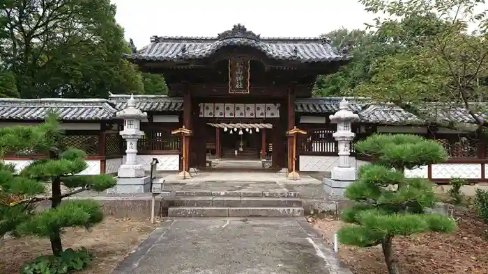 松山神社の山門