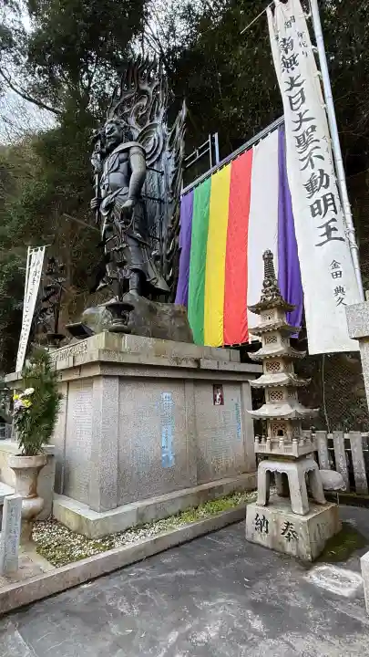 大本山七宝瀧寺の{uncategorized: "未分類", other: "その他", undefined: "問題あり", building: "その他建物", grave: "お墓", sacred_gate: "鳥居", guardian: "狛犬", statue: "像", buddha: "仏像", history: "歴史", nature: "自然", garden: "庭園", animal: "動物", pagoda: "塔", temizu: "手水舎", mountain_gate: "山門・神門", sanctuary: "本殿・本堂", subordinate: "末社・摂社", art: "芸術", scenery: "景色", jizo: "地蔵", ema: "絵馬", goshuin: "御朱印", omikuji: "おみくじ", items: "授与品その他", amulet: "お守り", goshuincho: "御朱印帳", eats: "食事", festival: "お祭り", votive_dance: "神楽", shichigosan: "七五三参", wedding: "結婚式", experience: "体験その他", initially: "初詣", around: "周辺", anti_infection: "感染症対策"}