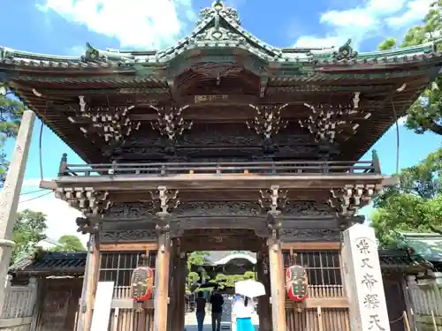 題経寺（柴又帝釈天）の山門