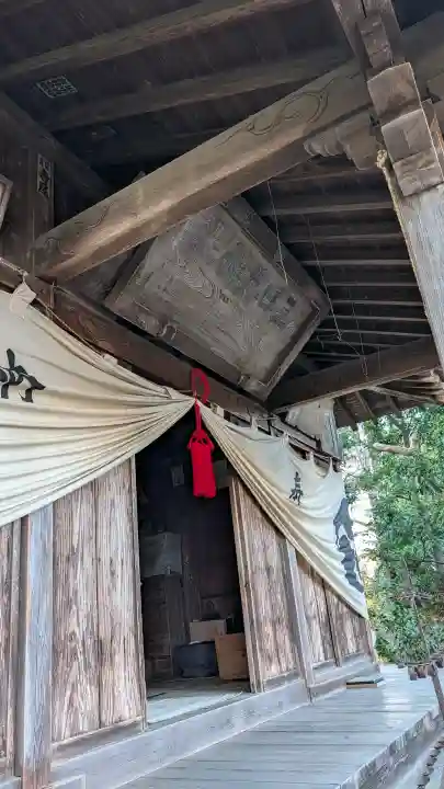 三日月神社の{uncategorized: "未分類", other: "その他", undefined: "問題あり", building: "その他建物", grave: "お墓", sacred_gate: "鳥居", guardian: "狛犬", statue: "像", buddha: "仏像", history: "歴史", nature: "自然", garden: "庭園", animal: "動物", pagoda: "塔", temizu: "手水舎", mountain_gate: "山門・神門", sanctuary: "本殿・本堂", subordinate: "末社・摂社", art: "芸術", scenery: "景色", jizo: "地蔵", ema: "絵馬", goshuin: "御朱印", omikuji: "おみくじ", items: "授与品その他", amulet: "お守り", goshuincho: "御朱印帳", eats: "食事", festival: "お祭り", votive_dance: "神楽", shichigosan: "七五三参", wedding: "結婚式", experience: "体験その他", initially: "初詣", around: "周辺", anti_infection: "感染症対策"}