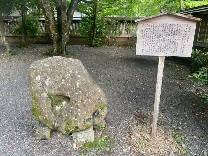 丹生川上神社(下社)の{uncategorized: "未分類", other: "その他", undefined: "問題あり", building: "その他建物", grave: "お墓", sacred_gate: "鳥居", guardian: "狛犬", statue: "像", buddha: "仏像", history: "歴史", nature: "自然", garden: "庭園", animal: "動物", pagoda: "塔", temizu: "手水舎", mountain_gate: "山門・神門", sanctuary: "本殿・本堂", subordinate: "末社・摂社", art: "芸術", scenery: "景色", jizo: "地蔵", ema: "絵馬", goshuin: "御朱印", omikuji: "おみくじ", items: "授与品その他", amulet: "お守り", goshuincho: "御朱印帳", eats: "食事", festival: "お祭り", votive_dance: "神楽", shichigosan: "七五三参", wedding: "結婚式", experience: "体験その他", initially: "初詣", around: "周辺", anti_infection: "感染症対策"}
