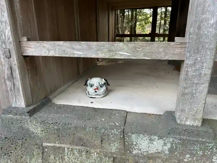 出雲路幸神社の{uncategorized: "未分類", other: "その他", undefined: "問題あり", building: "その他建物", grave: "お墓", sacred_gate: "鳥居", guardian: "狛犬", statue: "像", buddha: "仏像", history: "歴史", nature: "自然", garden: "庭園", animal: "動物", pagoda: "塔", temizu: "手水舎", mountain_gate: "山門・神門", sanctuary: "本殿・本堂", subordinate: "末社・摂社", art: "芸術", scenery: "景色", jizo: "地蔵", ema: "絵馬", goshuin: "御朱印", omikuji: "おみくじ", items: "授与品その他", amulet: "お守り", goshuincho: "御朱印帳", eats: "食事", festival: "お祭り", votive_dance: "神楽", shichigosan: "七五三参", wedding: "結婚式", experience: "体験その他", initially: "初詣", around: "周辺", anti_infection: "感染症対策"}