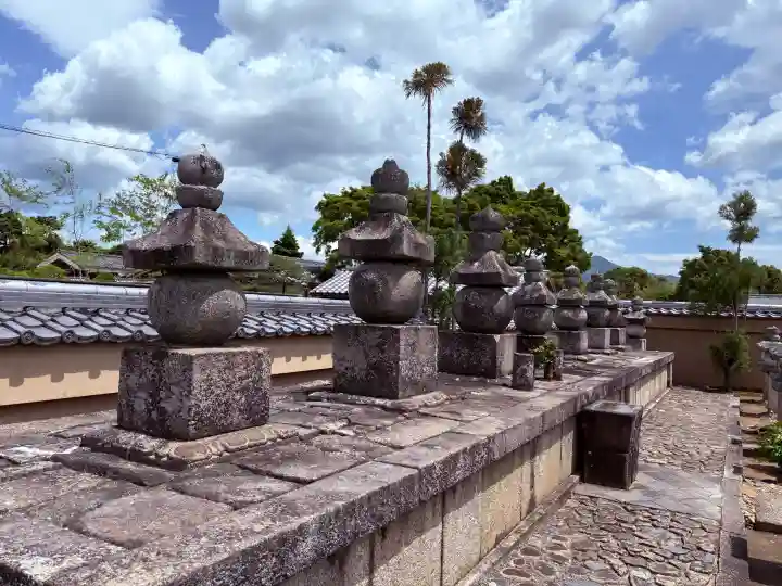 総見院の{uncategorized: "未分類", other: "その他", undefined: "問題あり", building: "その他建物", grave: "お墓", sacred_gate: "鳥居", guardian: "狛犬", statue: "像", buddha: "仏像", history: "歴史", nature: "自然", garden: "庭園", animal: "動物", pagoda: "塔", temizu: "手水舎", mountain_gate: "山門・神門", sanctuary: "本殿・本堂", subordinate: "末社・摂社", art: "芸術", scenery: "景色", jizo: "地蔵", ema: "絵馬", goshuin: "御朱印", omikuji: "おみくじ", items: "授与品その他", amulet: "お守り", goshuincho: "御朱印帳", eats: "食事", festival: "お祭り", votive_dance: "神楽", shichigosan: "七五三参", wedding: "結婚式", experience: "体験その他", initially: "初詣", around: "周辺", anti_infection: "感染症対策"}