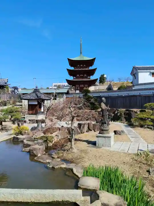 家原寺の{uncategorized: "未分類", other: "その他", undefined: "問題あり", building: "その他建物", grave: "お墓", sacred_gate: "鳥居", guardian: "狛犬", statue: "像", buddha: "仏像", history: "歴史", nature: "自然", garden: "庭園", animal: "動物", pagoda: "塔", temizu: "手水舎", mountain_gate: "山門・神門", sanctuary: "本殿・本堂", subordinate: "末社・摂社", art: "芸術", scenery: "景色", jizo: "地蔵", ema: "絵馬", goshuin: "御朱印", omikuji: "おみくじ", items: "授与品その他", amulet: "お守り", goshuincho: "御朱印帳", eats: "食事", festival: "お祭り", votive_dance: "神楽", shichigosan: "七五三参", wedding: "結婚式", experience: "体験その他", initially: "初詣", around: "周辺", anti_infection: "感染症対策"}